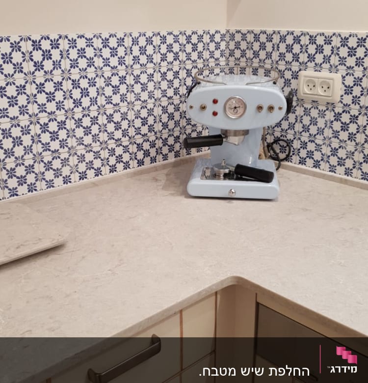 משטח שיש במטבח עם מכונת קפה